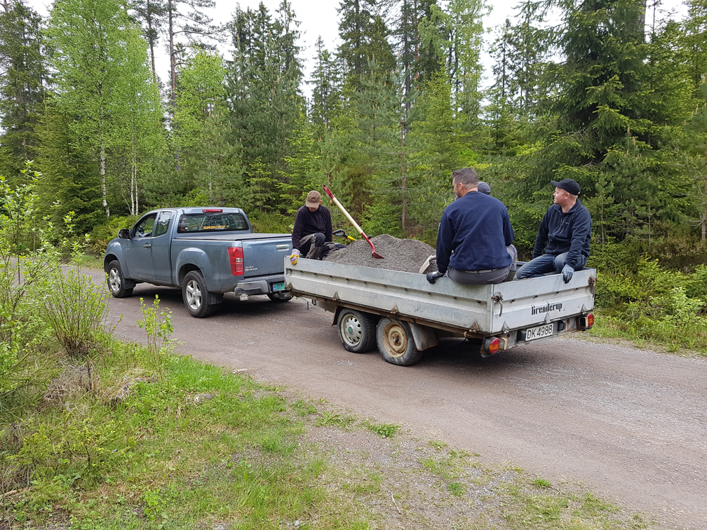 Dugnadsarbeid på veien i Dalbekk