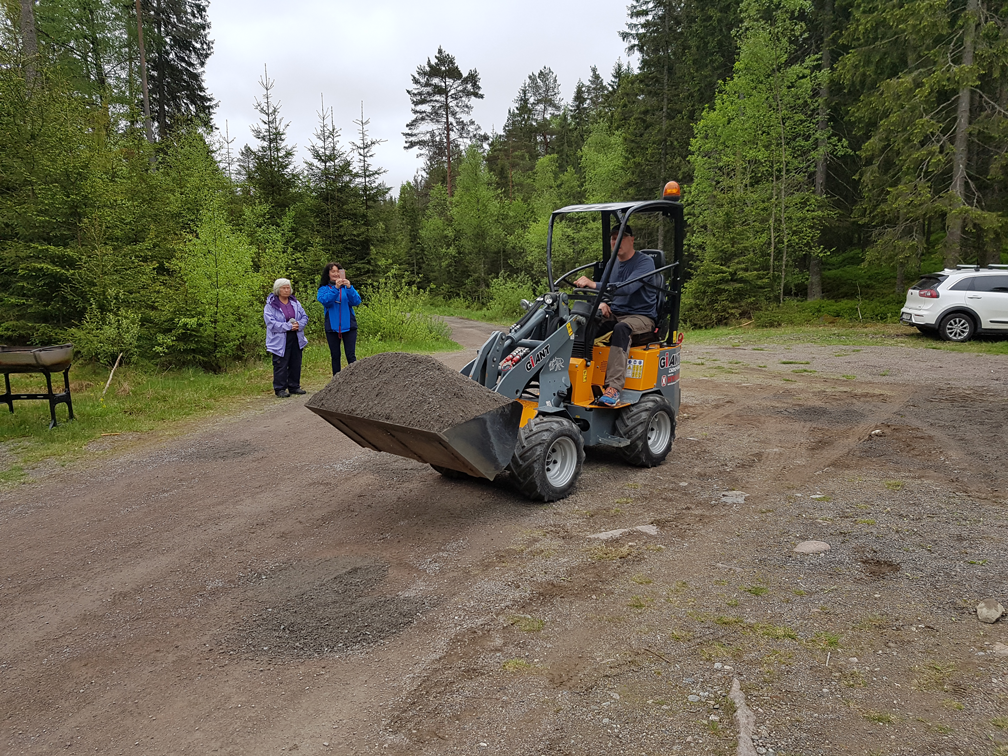 Arbeid med grus under dugnad 2017