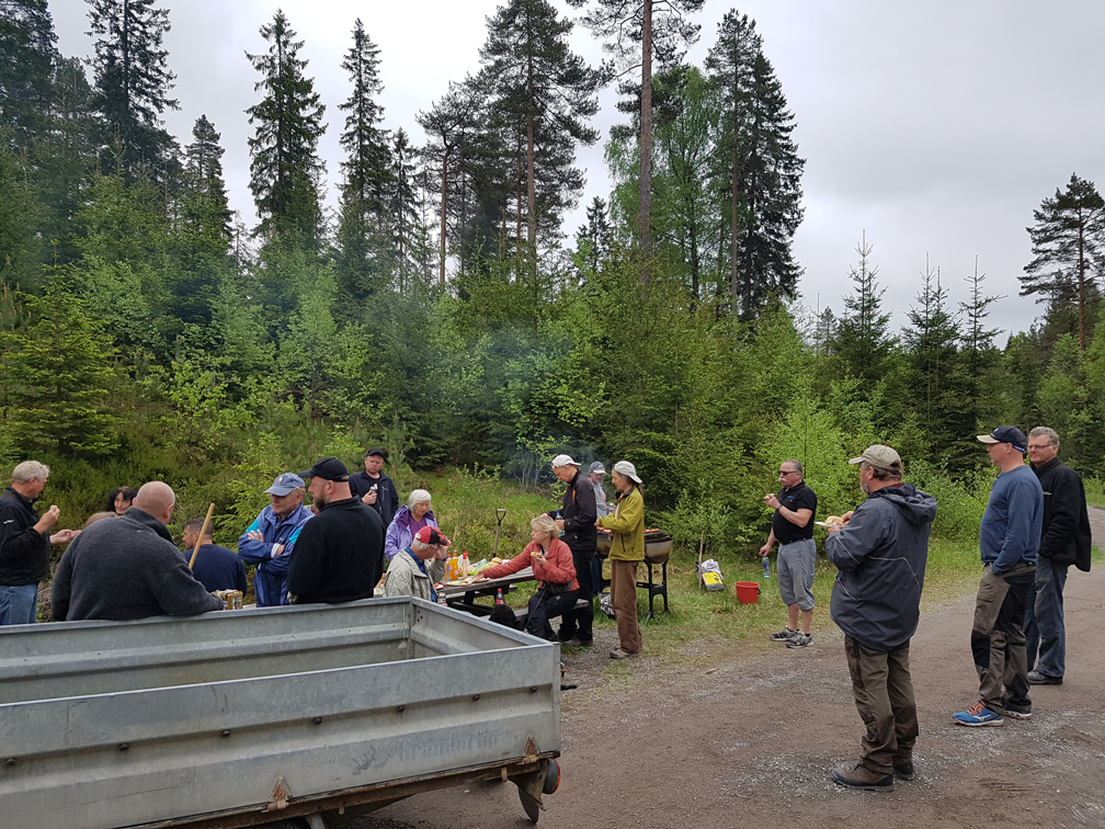 Dugnadsarbeid ved veien i Dalbekk